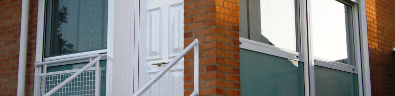 Puerta exterior vivienda unifamiliar